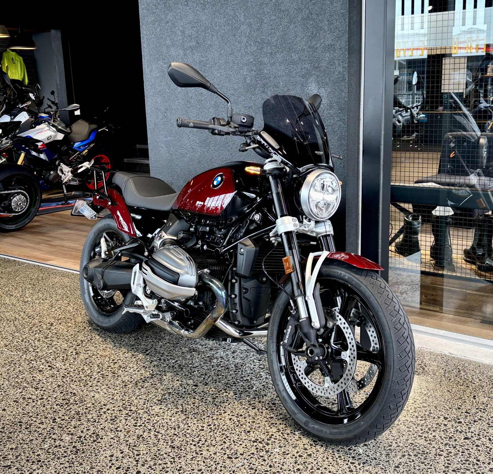 2024 BMW R12 – Aventurin Red