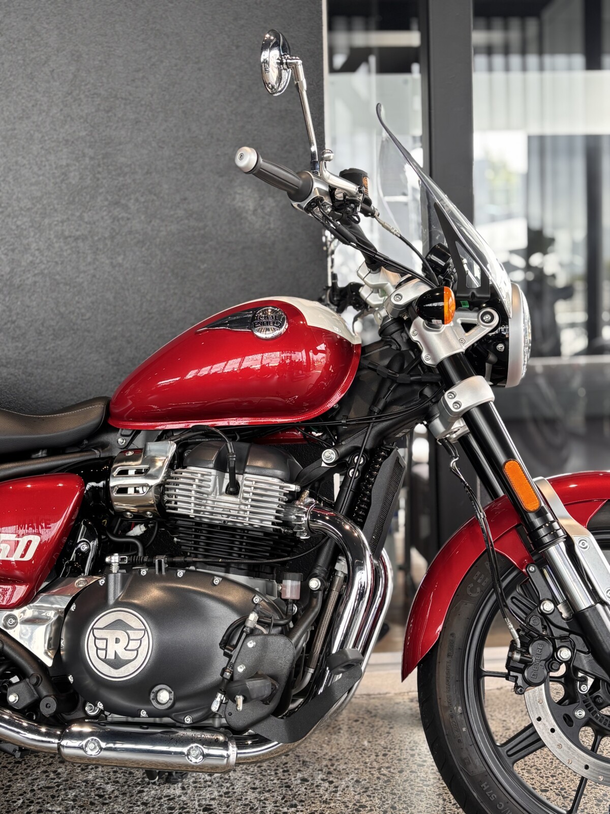 2025 Royal Enfield Super Meteor 650 – Celestial Red