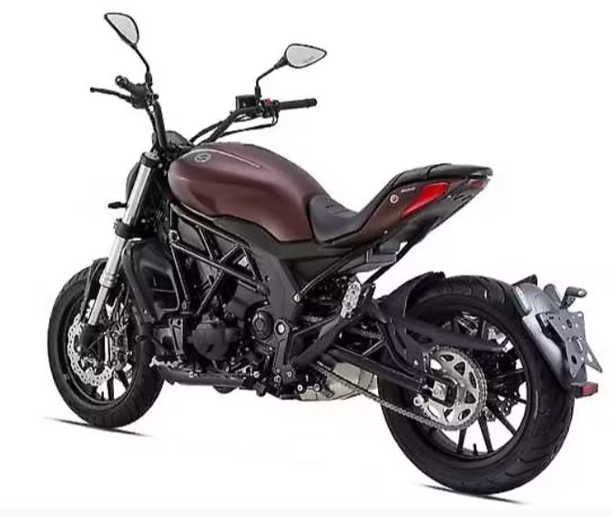 2025  Benelli 502C Cruiser – Red – Two on the showroom floor
