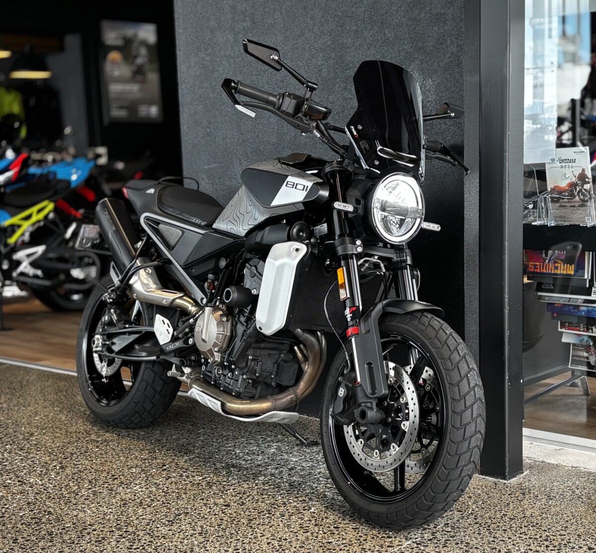 2024 – Husqvarna Svartpilen 801 – Tank Wrap Special