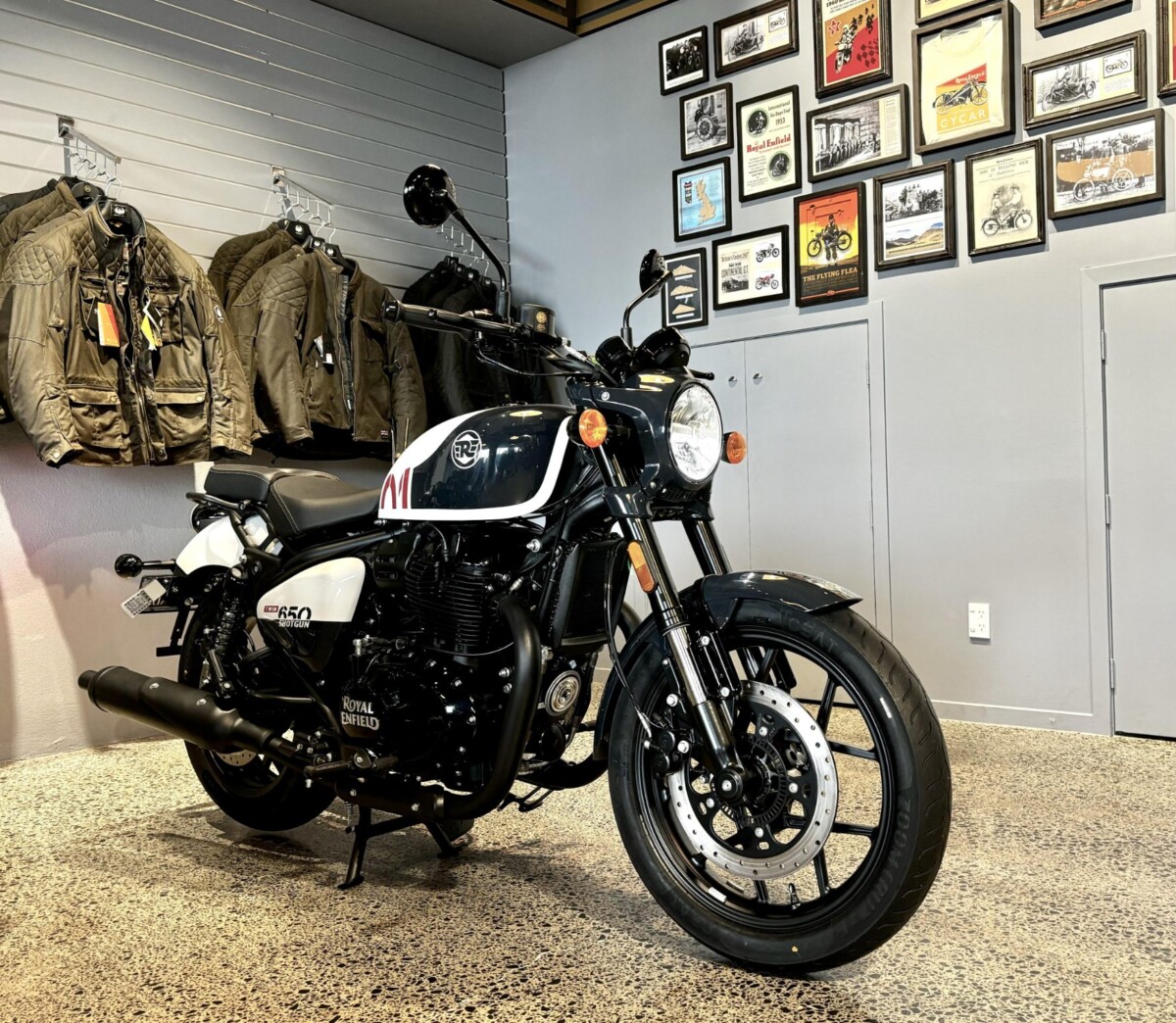 Royal Enfield – Shotgun 650 – Stencil White